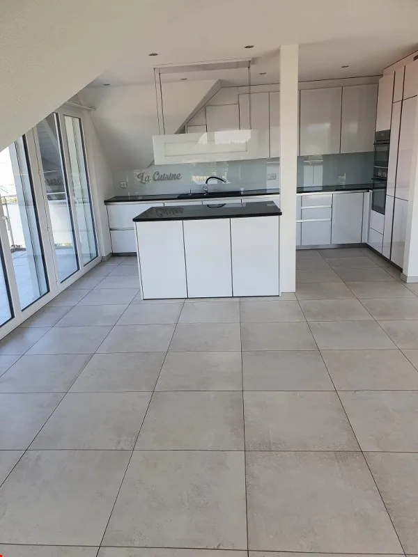 moderne 5 1/2 Zimmer Dachwohnung an ruhiger Lage