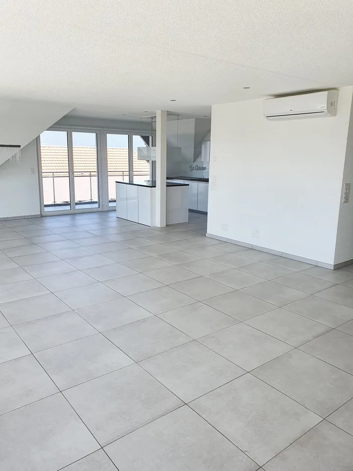 moderne 5 1/2 Zimmer Dachwohnung an ruhiger Lage