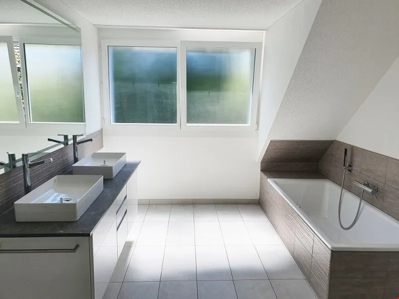 moderne 5 1/2 Zimmer Dachwohnung an ruhiger Lage