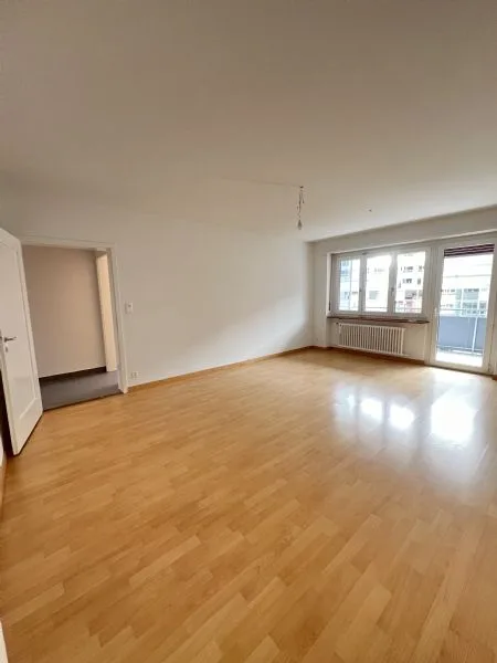 Renovated 6-room apartment for rent in a good location