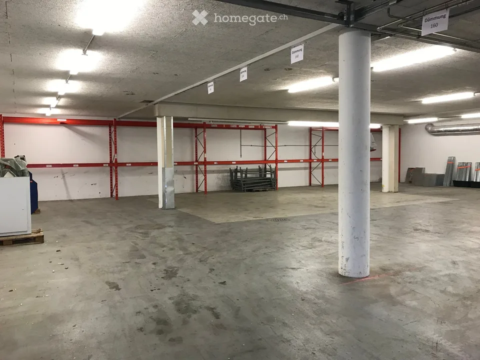 Hall commercial avec porte à louer