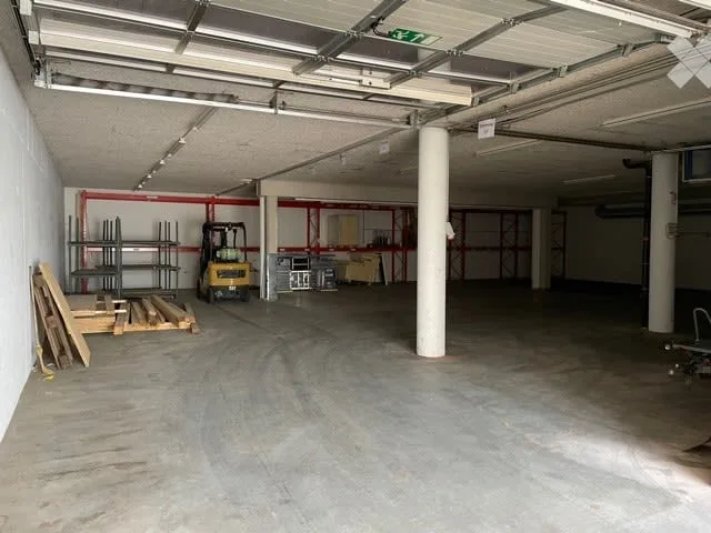 Hall commercial avec porte à louer