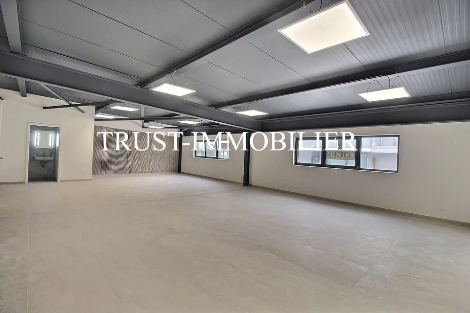 9002M-Saxon-Surface commerciale moderne de 102,6 m²