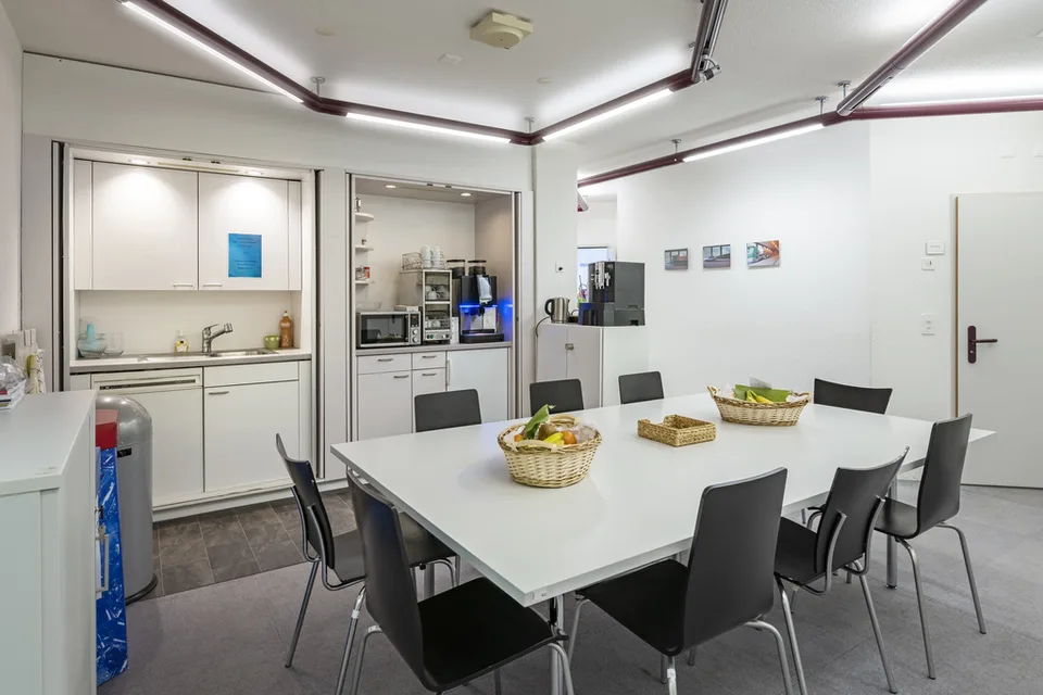 Espaces de bureau modernes avec concept de salle flexible à Regensdorf