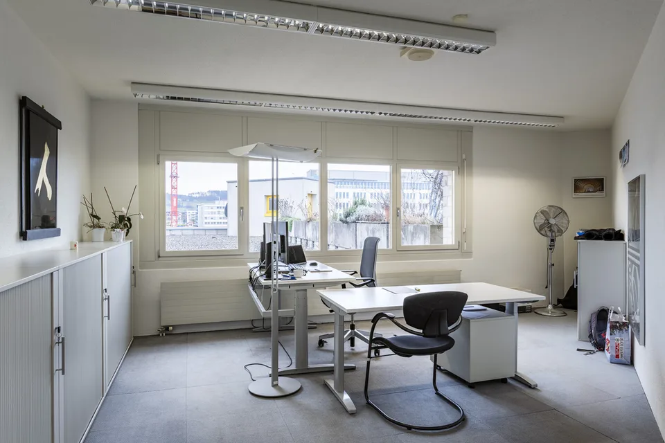 Espaces de bureau modernes avec concept de salle flexible à Regensdorf