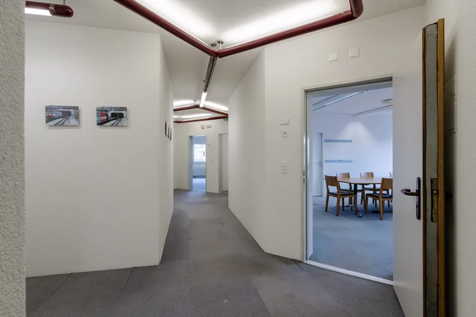 Espaces de bureau modernes avec concept de salle flexible à Regensdorf