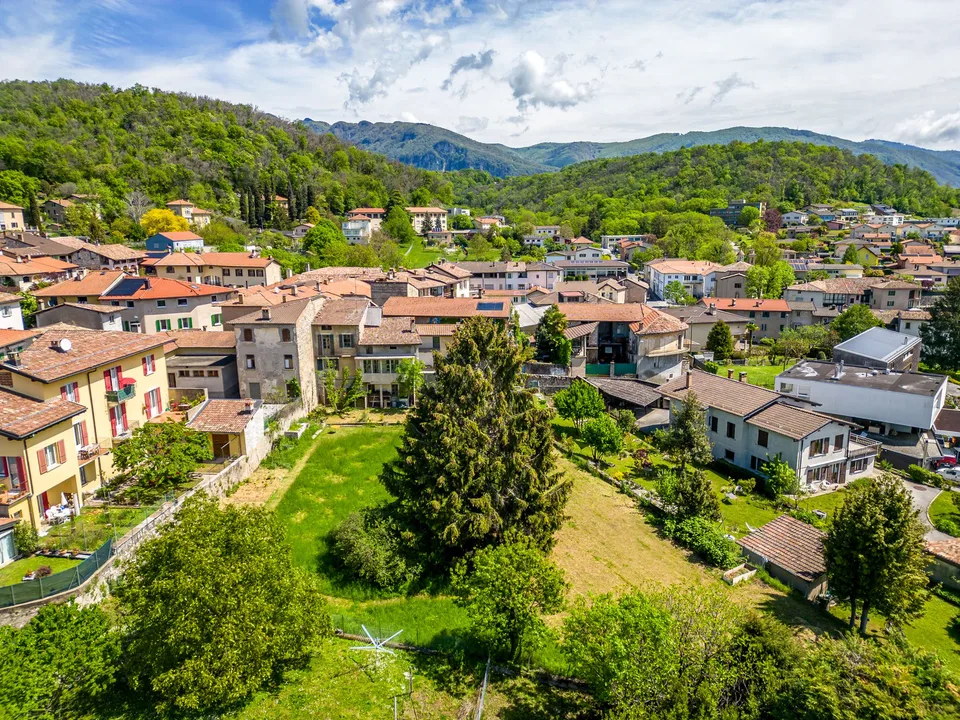 Terreno edificabile in pieno sole, comodo, con progetto approvato per una moderna villa singola
