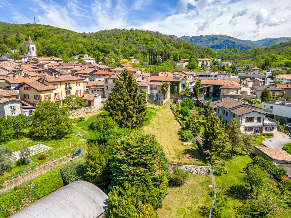 Terreno edificabile in pieno sole, comodo, con progetto approvato per una moderna villa singola