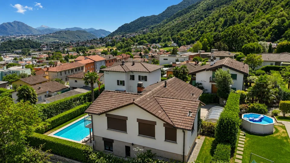 Casa unifamiliare con piscina e giardino