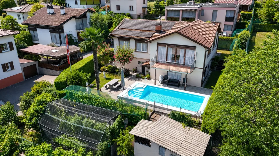 Casa unifamiliare con piscina e giardino