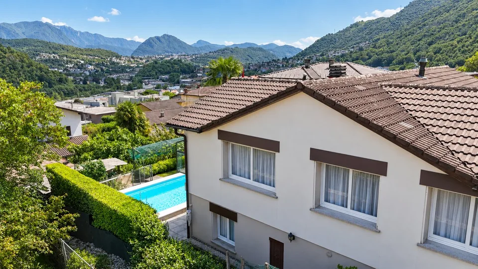 Casa unifamiliare con piscina e giardino