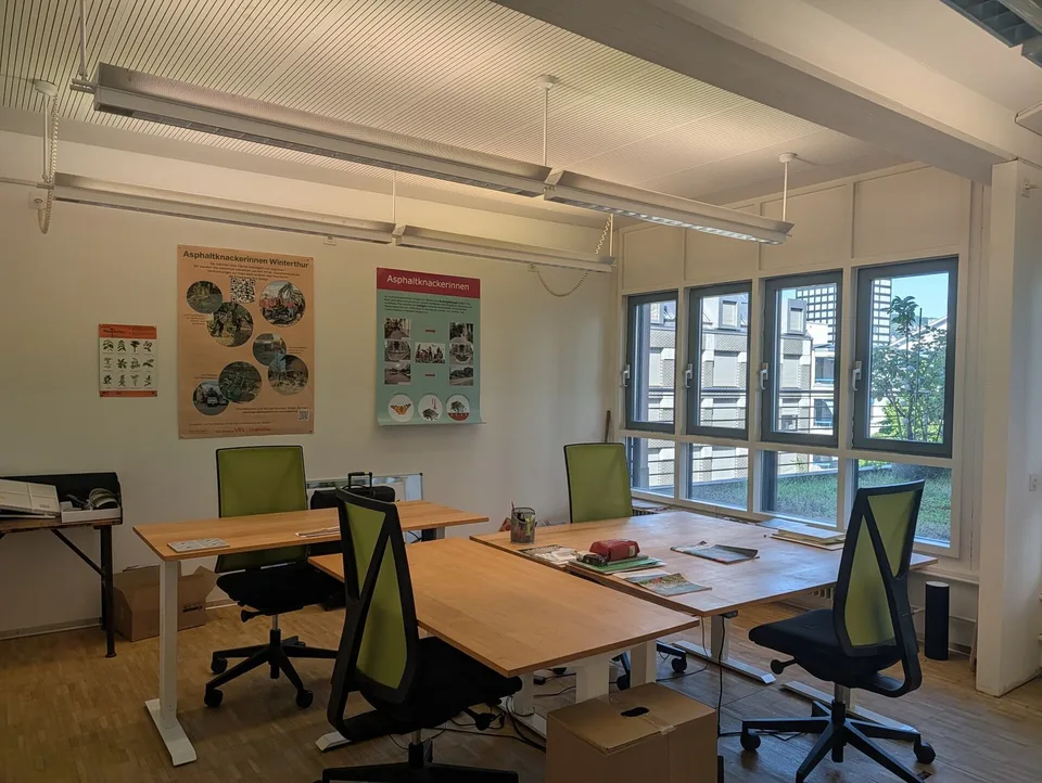 Möblierte Loft-Bürofläche mit Dachterrasse