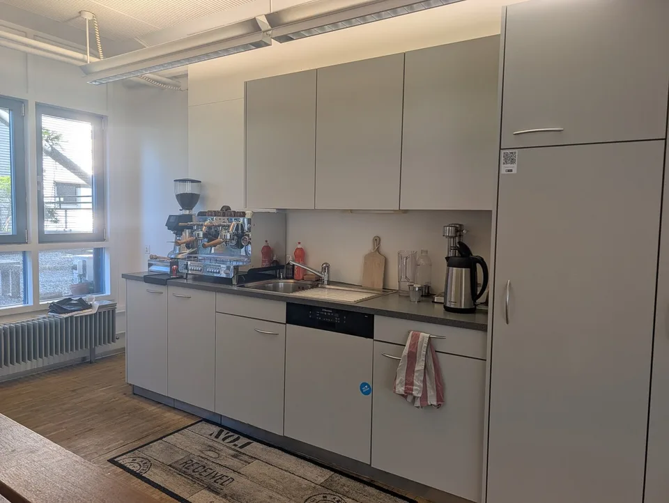 Möblierte Loft-Bürofläche mit Dachterrasse