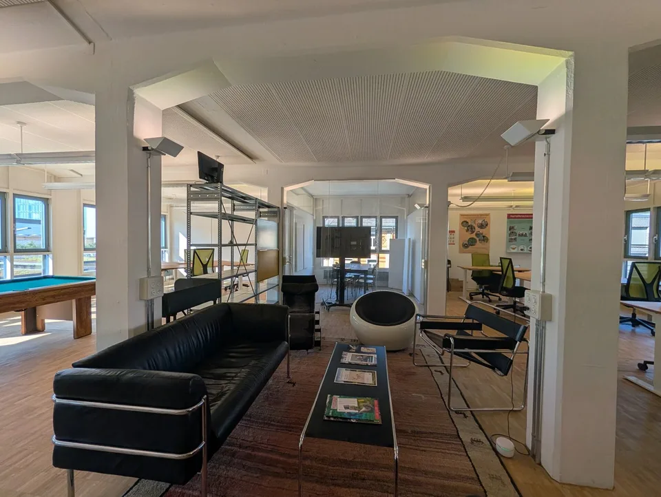 Möblierte Loft-Bürofläche mit Dachterrasse