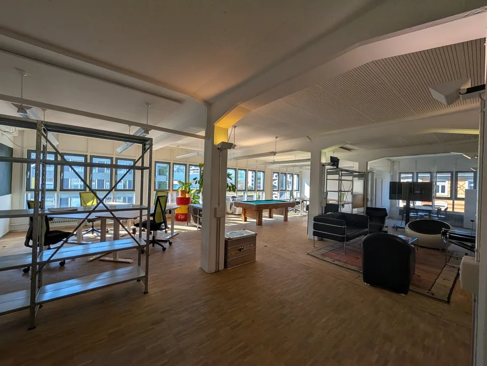 Möblierte Loft-Bürofläche mit Dachterrasse