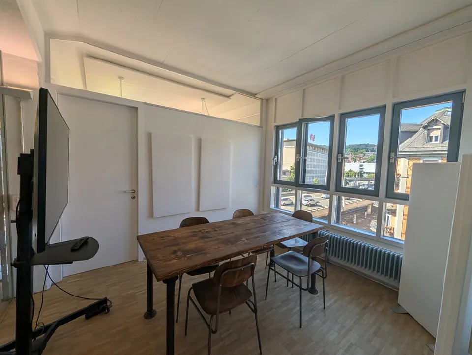Möblierte Loft-Bürofläche mit Dachterrasse