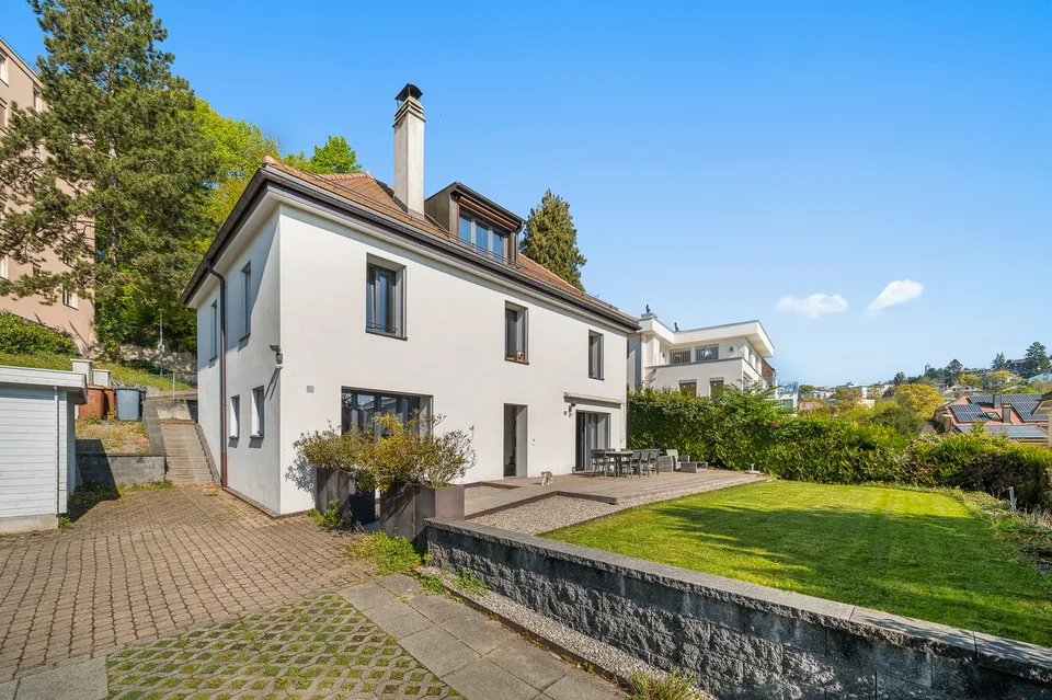 Beautiful individual house with independent studio - ideally located between Pully and the city center