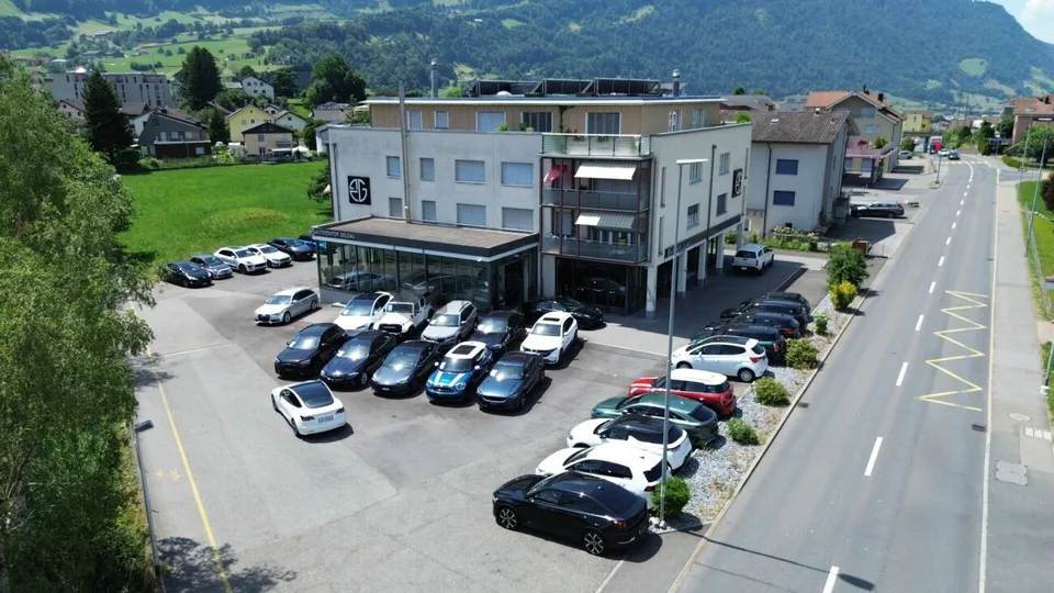 Proprietà top Goldau: investi ora in un edificio residenziale e commerciale con potenziale di creazione di valore!