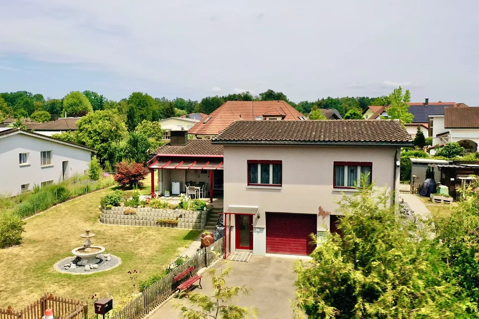 Charmantes Einfamilienhaus in Erlen – Wohnen mit Herz und Garten