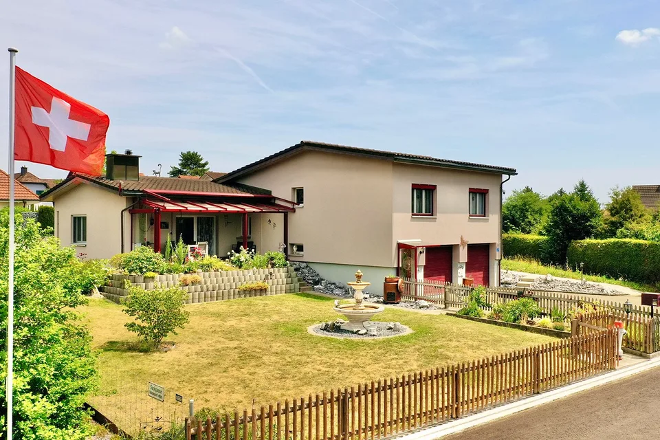 Charmantes Einfamilienhaus in Erlen – Wohnen mit Herz und Garten