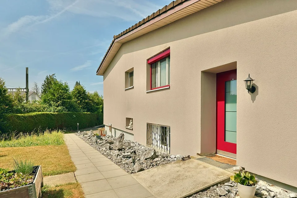 Charmantes Einfamilienhaus in Erlen – Wohnen mit Herz und Garten