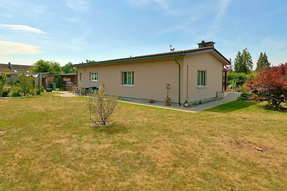 Charmantes Einfamilienhaus in Erlen – Wohnen mit Herz und Garten