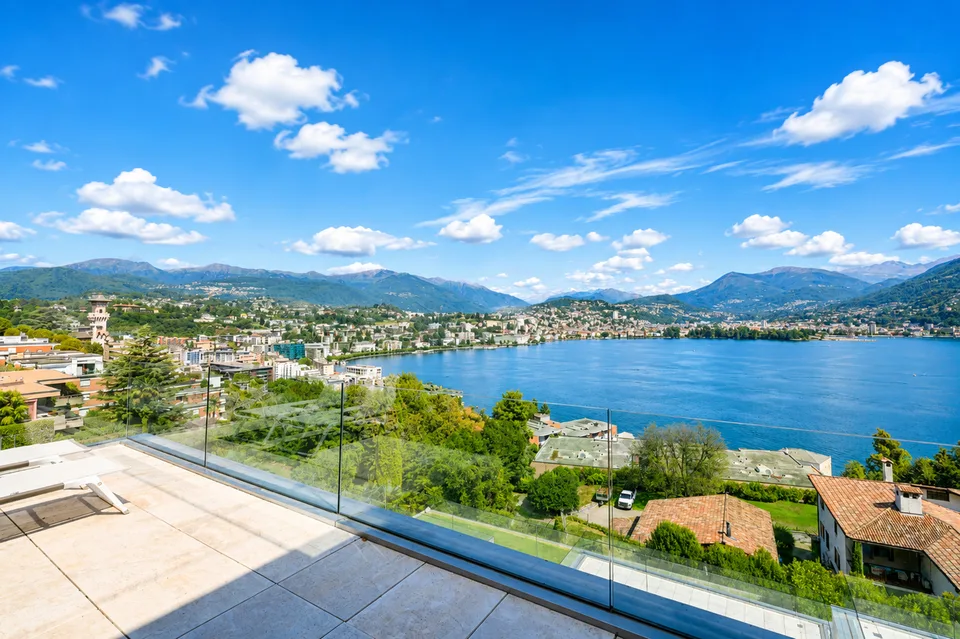 Arredato Appartamento di Lusso con Ampia Terrazza e Vista Lago