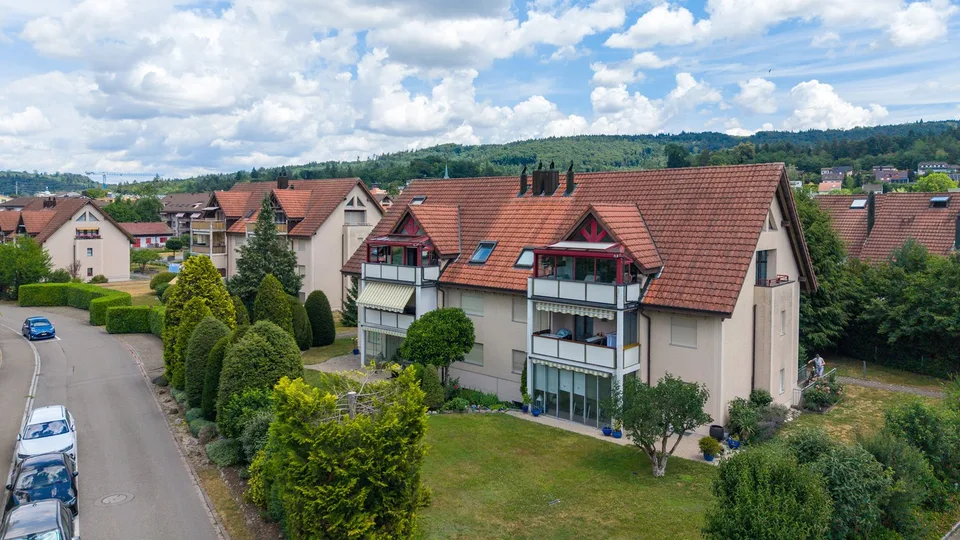 Stilvoll sanierte 4.5 Zimmer-Dachwohnung mit Charme, Cheminée und Südwest-Balkon