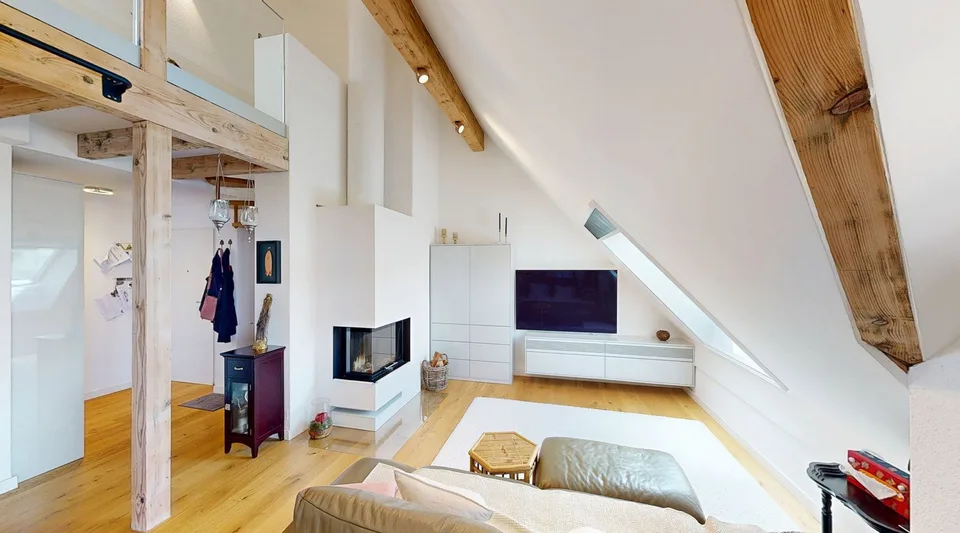 Stilvoll sanierte 4.5 Zimmer-Dachwohnung mit Charme, Cheminée und Südwest-Balkon