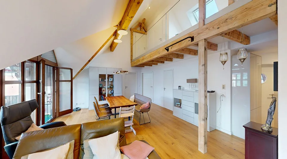Stilvoll sanierte 4.5 Zimmer-Dachwohnung mit Charme, Cheminée und Südwest-Balkon