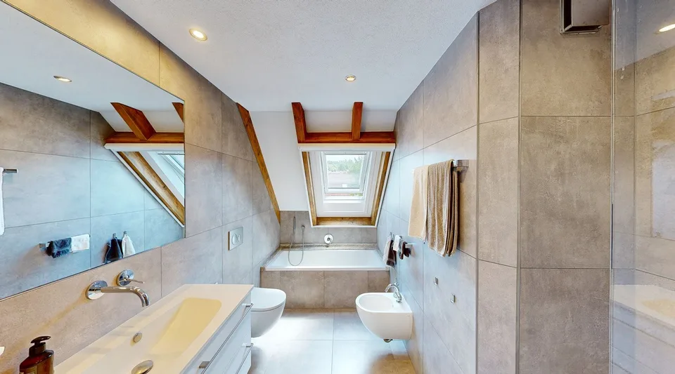 Appartamento mansardato di 4,5 locali elegantemente ristrutturato con charme, caminetto e balcone a sud-ovest – foto 8 di 11