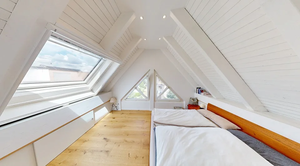 Appartamento mansardato di 4,5 locali elegantemente ristrutturato con charme, caminetto e balcone a sud-ovest – foto 10 di 11