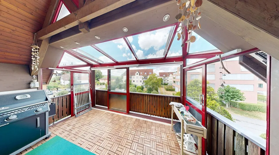 Stilvoll sanierte 4.5 Zimmer-Dachwohnung mit Charme, Cheminée und Südwest-Balkon