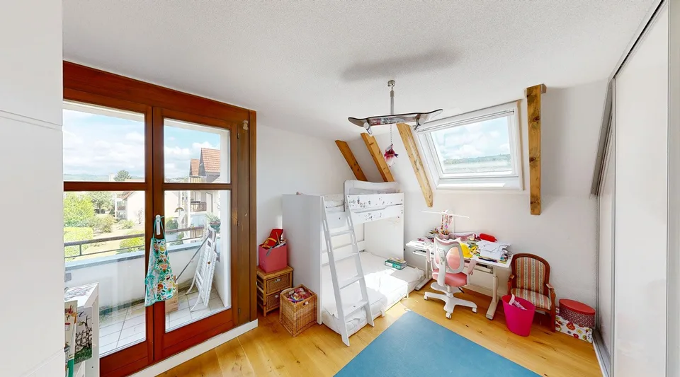 Appartamento mansardato di 4,5 locali elegantemente ristrutturato con charme, caminetto e balcone a sud-ovest – foto 7 di 11