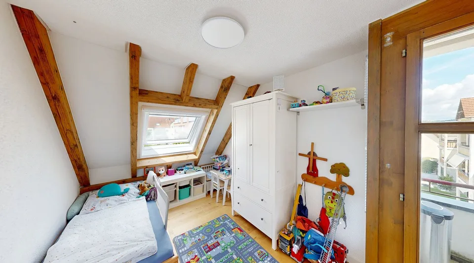 Appartamento mansardato di 4,5 locali elegantemente ristrutturato con charme, caminetto e balcone a sud-ovest – foto 6 di 11