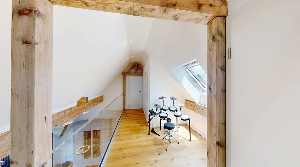 Appartamento mansardato di 4,5 locali elegantemente ristrutturato con charme, caminetto e balcone a sud-ovest – foto 9 di 11