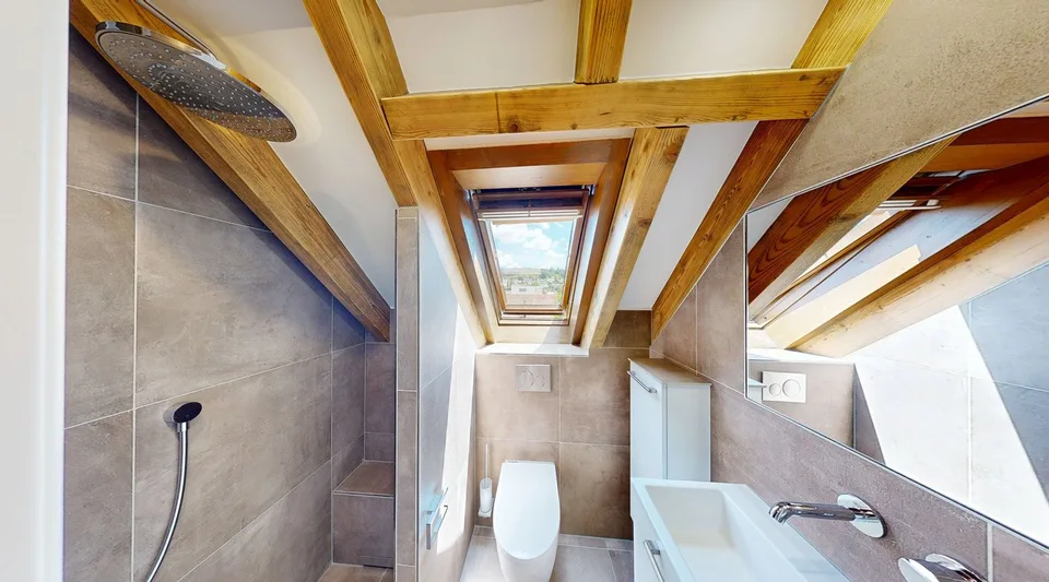 Appartamento mansardato di 4,5 locali elegantemente ristrutturato con charme, caminetto e balcone a sud-ovest – foto 11 di 11