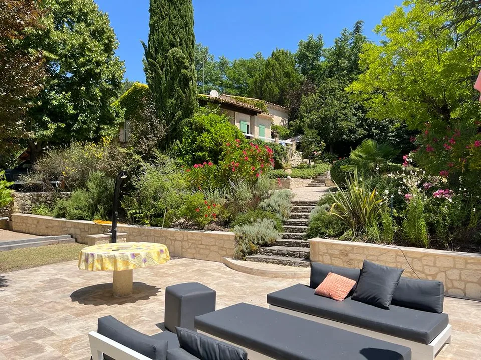 Villa in pietra affascinante a Dauphin – 7 locali con piscina e grande terreno