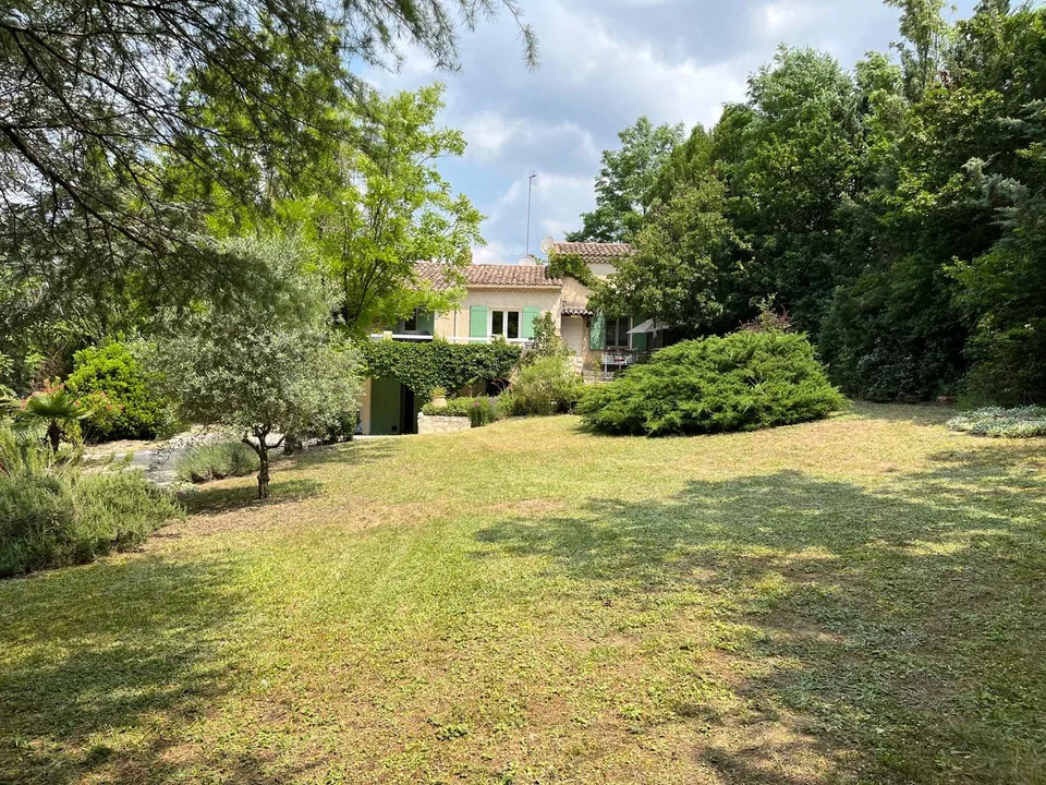 Villa in pietra affascinante a Dauphin – 7 locali con piscina e grande terreno