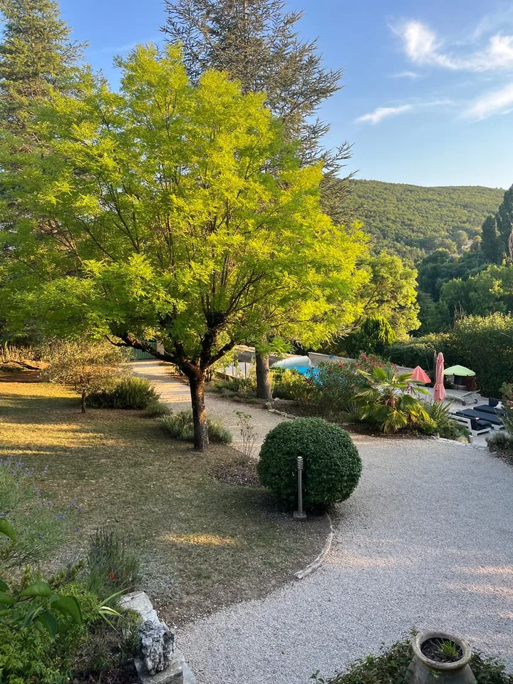 Villa in pietra affascinante a Dauphin – 7 locali con piscina e grande terreno