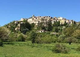 Charmante villa en pierre à Dauphin – 7 pièces avec piscine et grand terrain