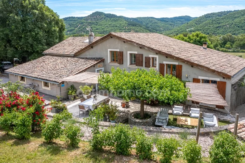 A vendre Authentique propriété de caractère avec gîte indépendant à