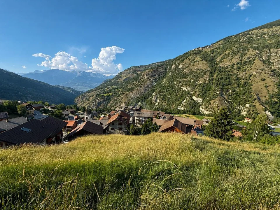 TERRAIN CONSTRUCTIBLE AVEC VUE DÉGAGÉE