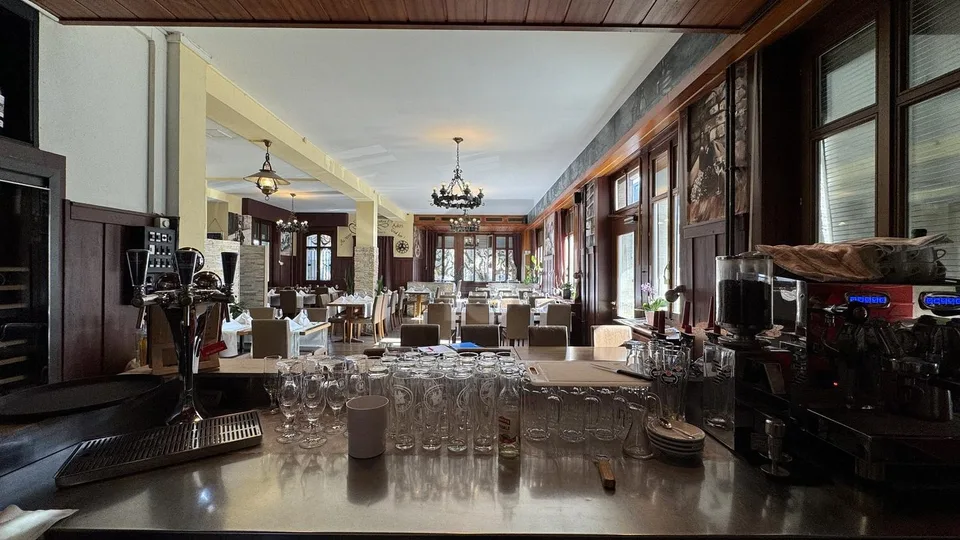 RESTAURANT SEEKING NEW TENANTS