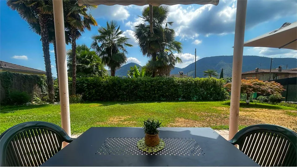 CASA UNIFAMILIARE IMMERSA NEL VERDE A MONTEGGIO