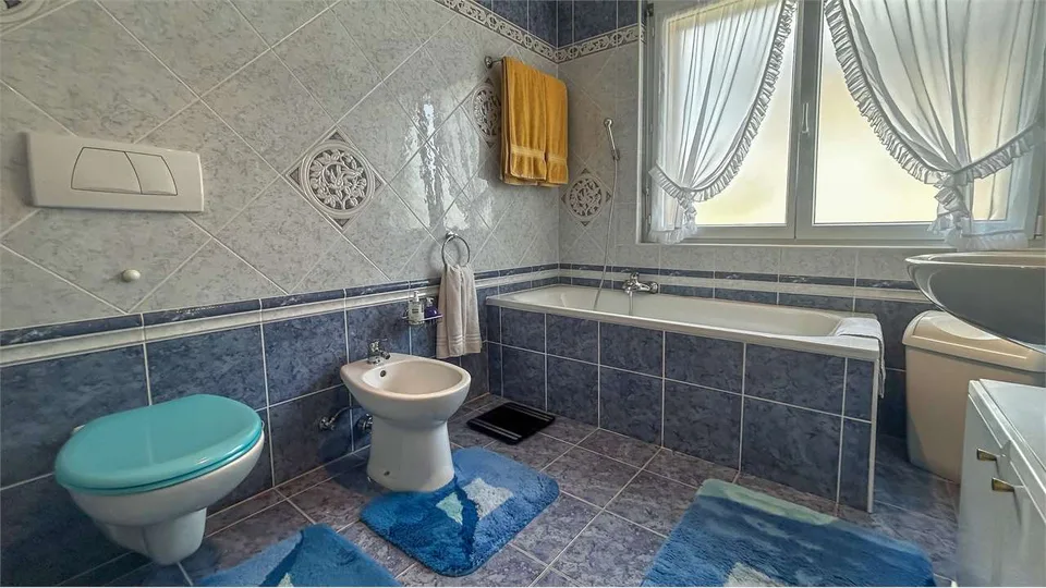 CASA UNIFAMILIARE IMMERSA NEL VERDE A MONTEGGIO – foto 9 di 13