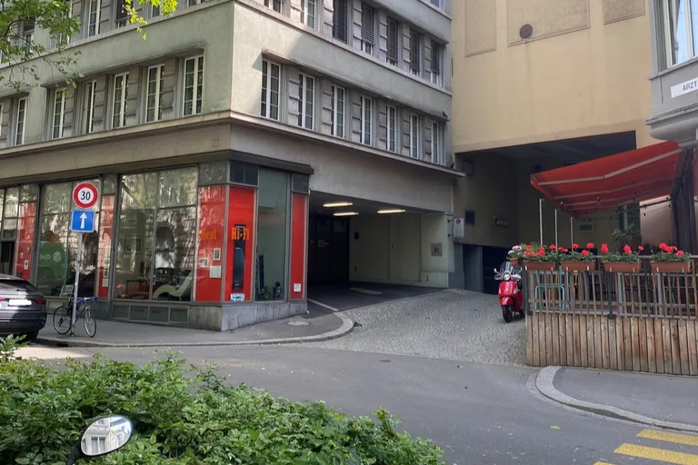 Autoeinstellplatz direkt beim Central