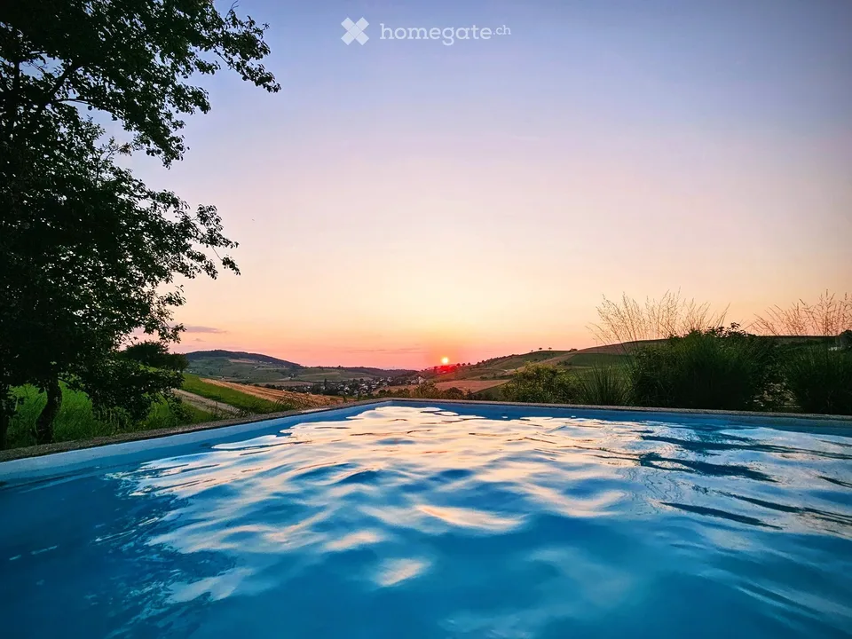 Charmante 3.5-Zimmer-Altbauwohnung mit Pool, Sauna und traumhafter Aussicht in Arisdorf