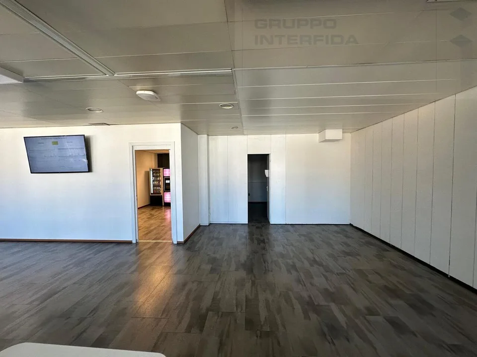 Büros in Open-Space-Varianten in Chiasso zu vermieten