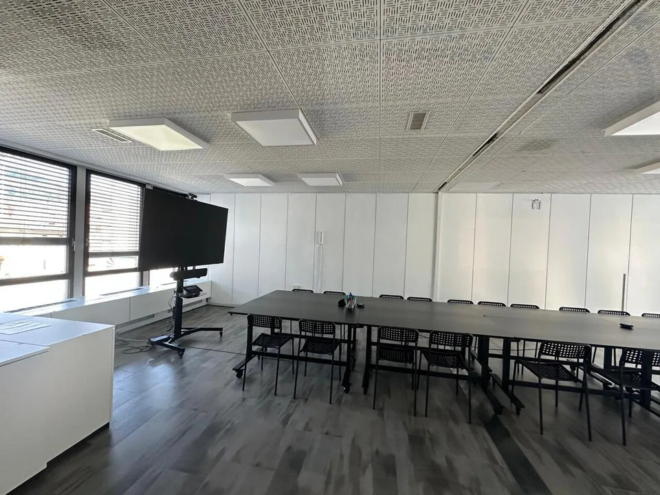Büros in Open-Space-Varianten in Chiasso zu vermieten